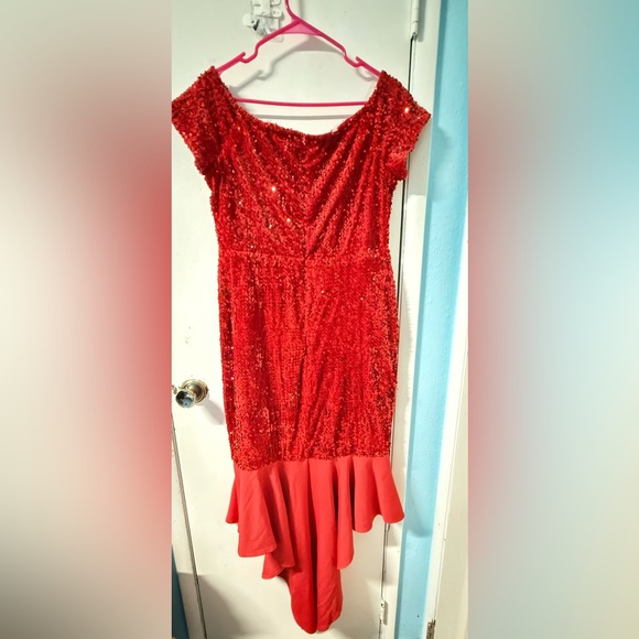 Elegant Red Off-Shoulder Sequin Dress - Picture 4 of 7
